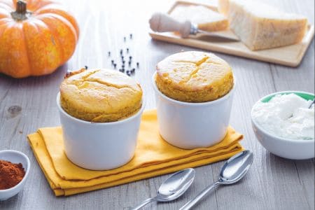 Kürbis-Paprika-Soufflé mit Burrata-Creme
