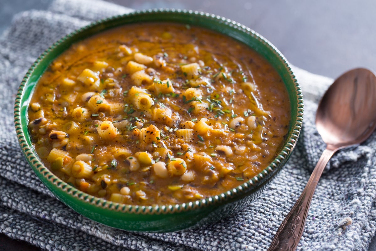 Nudelsuppe mit gemischten Hülsenfrüchten und Lorbeer