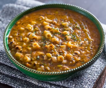 Nudelsuppe mit gemischten Hülsenfrüchten und Lorbeer