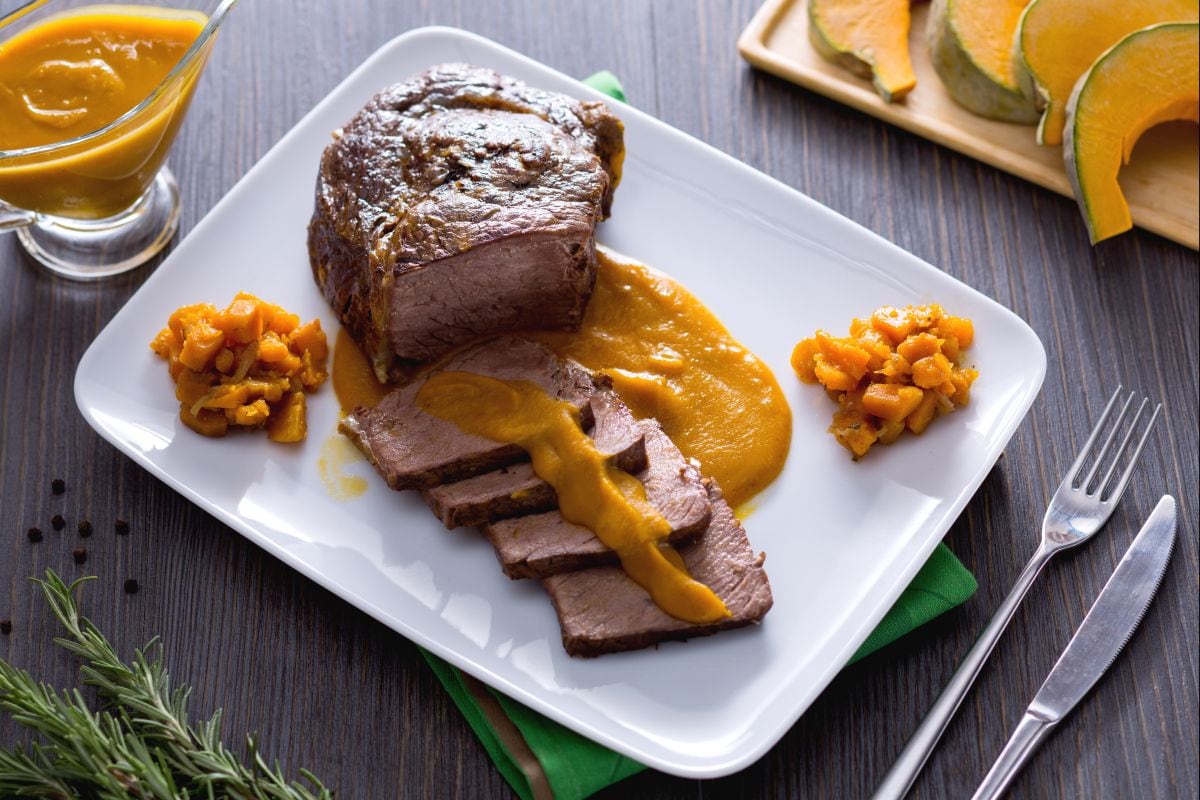 Geschmortes Rindfleisch mit Kürbis