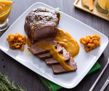 Geschmortes Rindfleisch mit Kürbis
