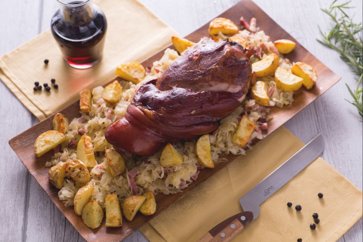Räucherschinken mit Kartoffeln und Sauerkraut