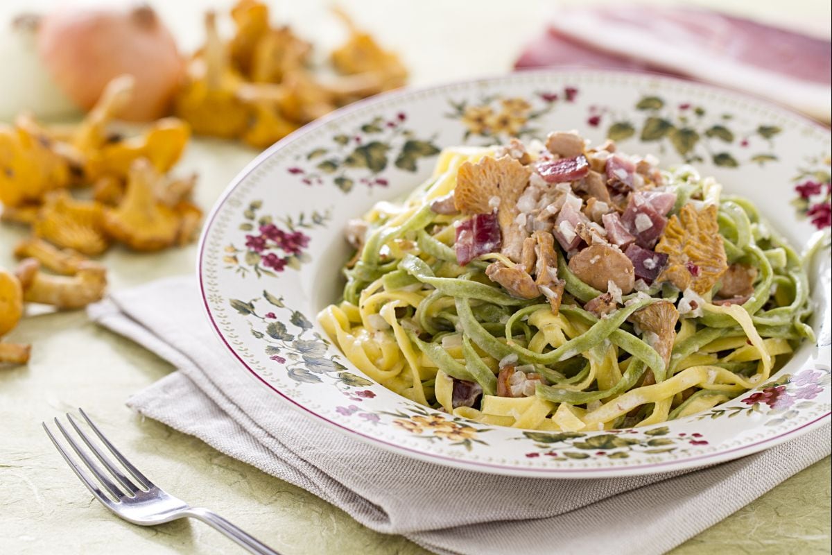 Tagliatelle paglia e fieno mit Pfifferling-Ragout und Speck
