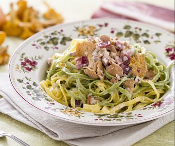 Tagliatelle paglia e fieno mit Pfifferling-Ragout und Speck