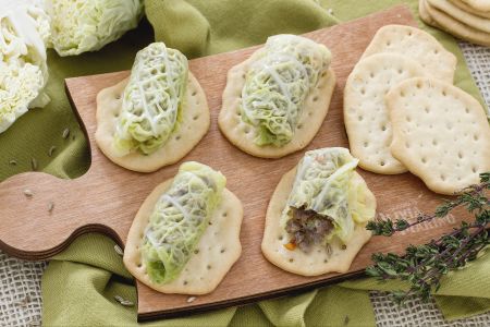 Wirsingrouladen auf Kartoffelstampf