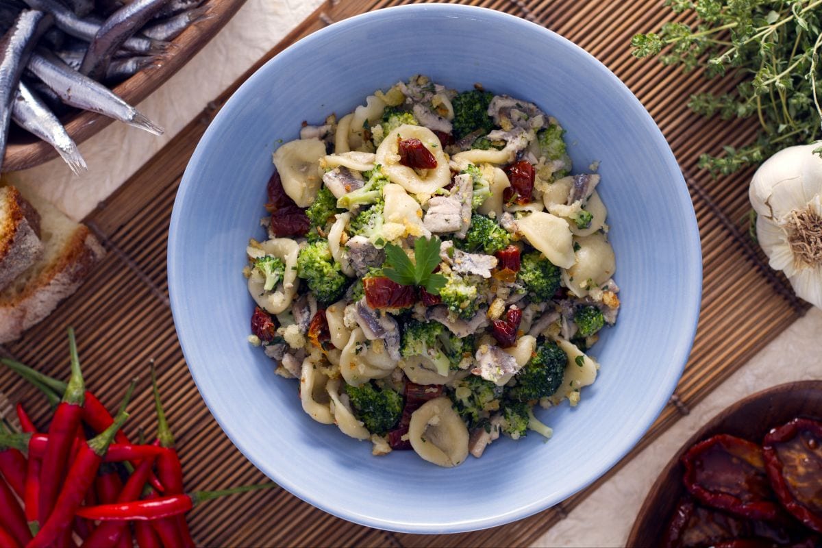 Orecchiette mit Brokkoli, Sardellen und getrockneten Tomaten