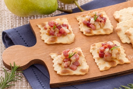 Klassische Blätterteigtaschen mit Birnen und Speck