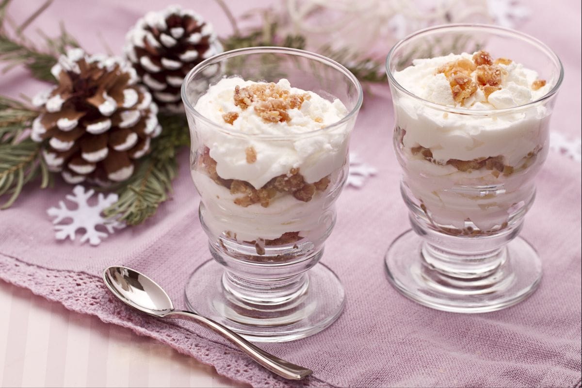 Gläser mit Marrons glacés und Baiser
