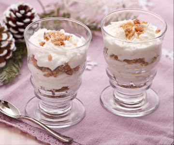 Gläser mit Marrons glacés und Baiser