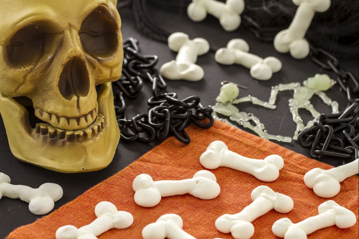 Baiser-Knochen für Halloween