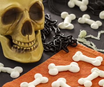 Baiser-Knochen für Halloween