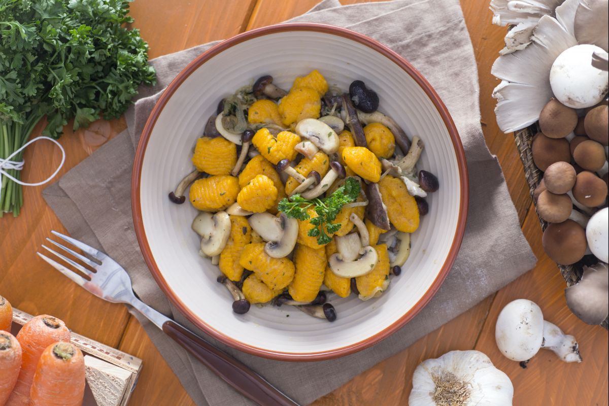 Karotten-Gnocchetti mit gemischten Pilzen