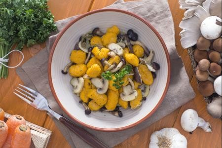 Karotten-Gnocchetti mit gemischten Pilzen