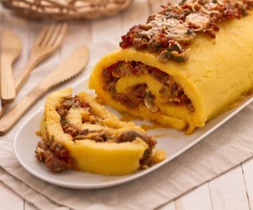 Polentarolle mit Wurst und Pilzen