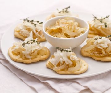 Fladen mit Castelmagno-Spänen und karamellisierten Zwiebeln