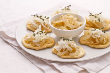 Fladen mit Castelmagno-Spänen und karamellisierten Zwiebeln