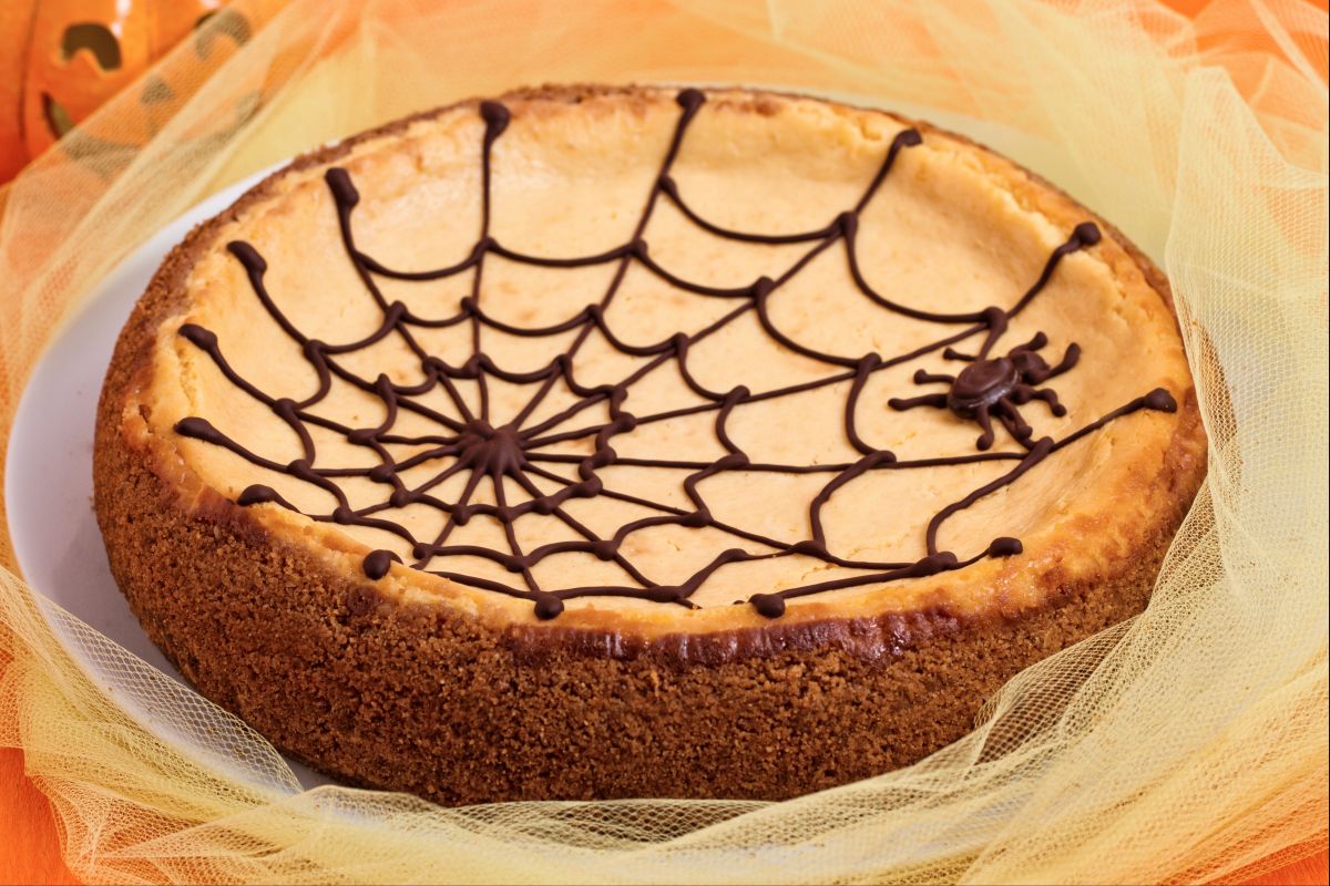Kürbis-Käsekuchen mit Spinnennetz
