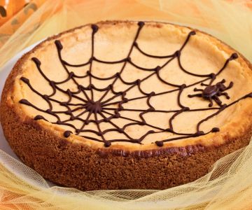 Kürbis-Käsekuchen mit Spinnennetz
