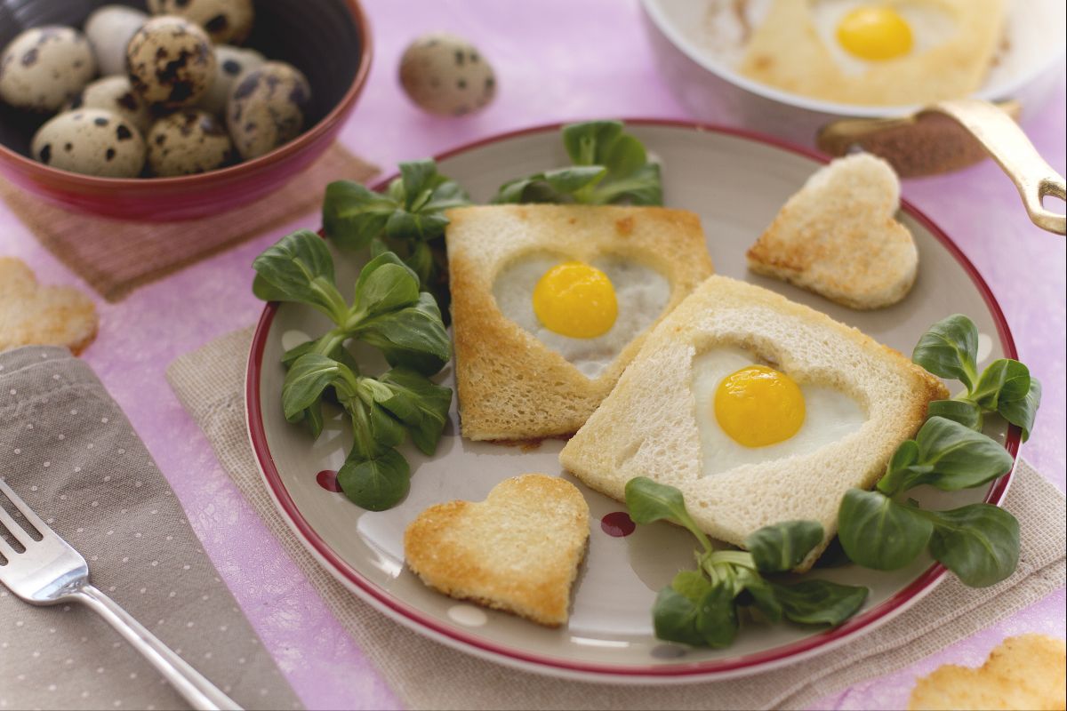 Wachtel-Eier im Herz aus Brot