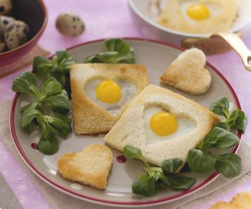 Wachtel-Eier im Herz aus Brot