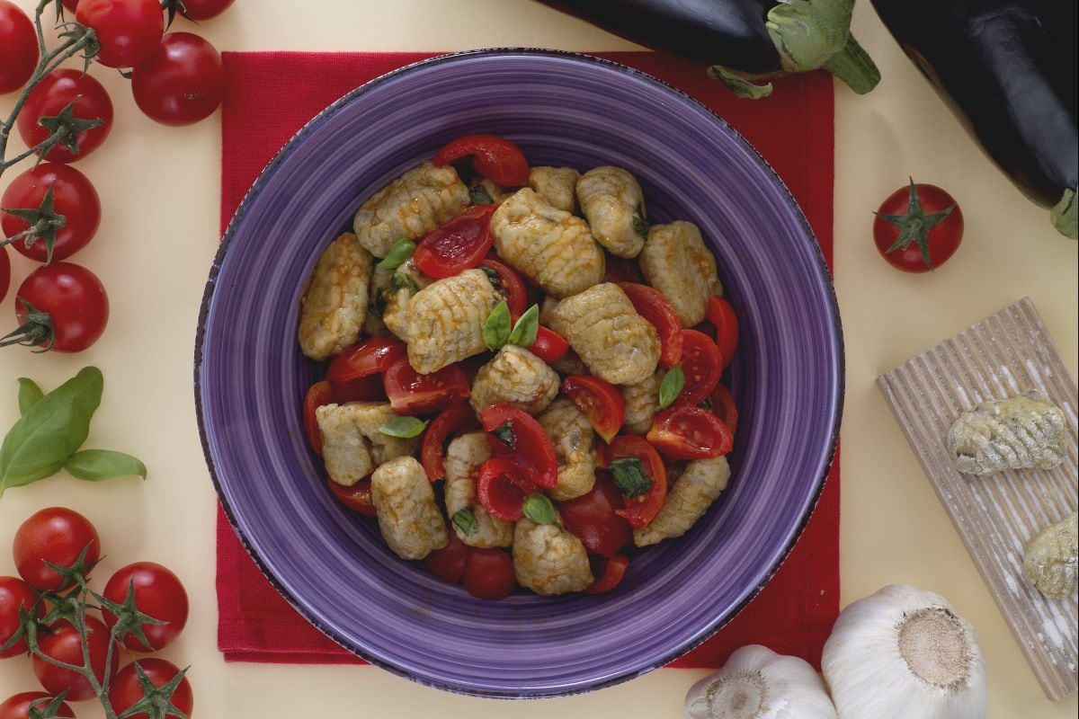 Auberginen-Gnocchi mit Kirschtomaten und Basilikum