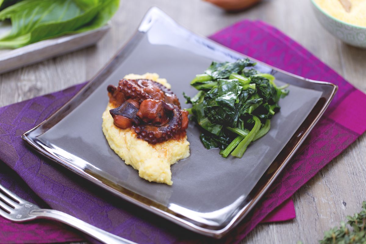 Polenta mit geschmortem Oktopus und sautierten Kräutern
