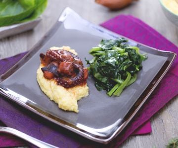 Polenta mit geschmortem Oktopus und sautierten Kräutern