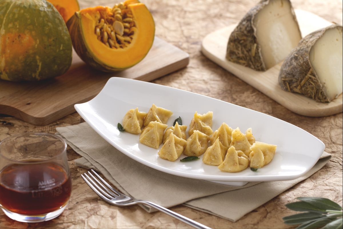 Gezupfte Taschen mit Kürbis und Grubenkäse