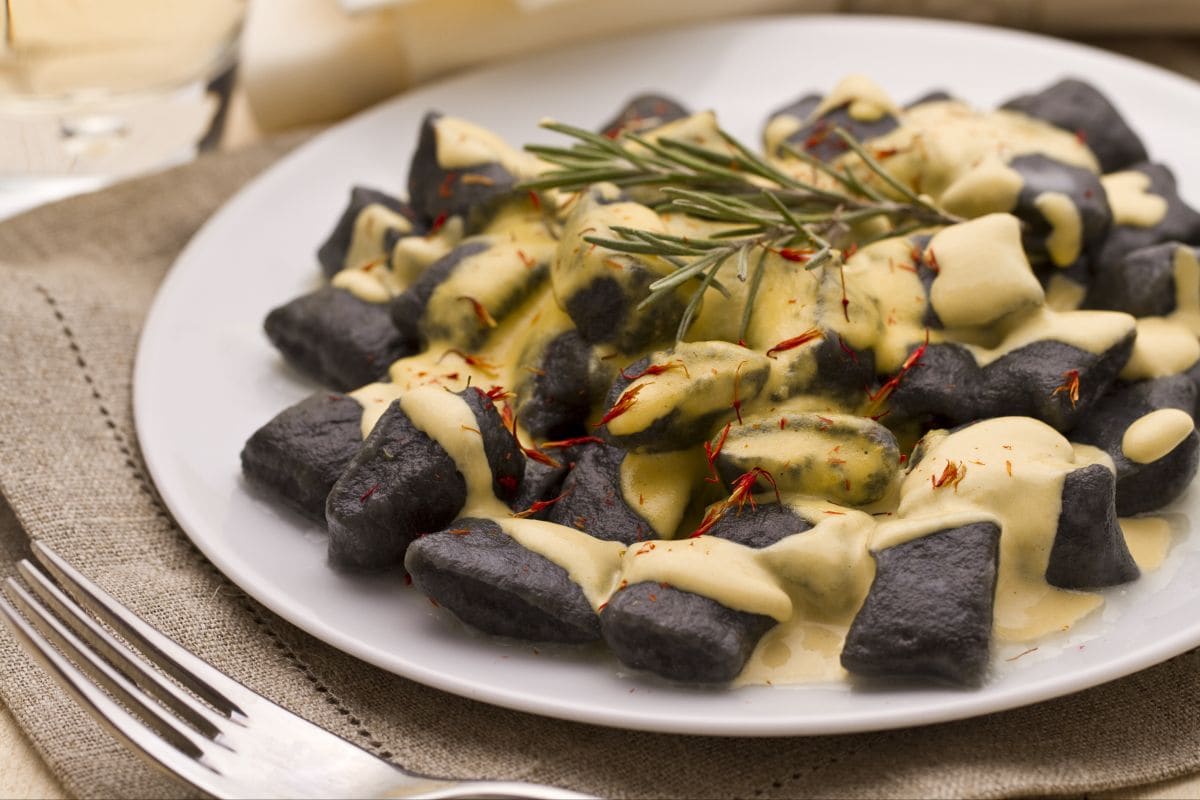 Schwarze Tintenfisch-Gnocchetti mit Wolfsbarsch- und Safransauce