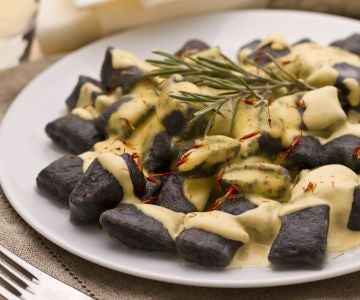 Schwarze Tintenfisch-Gnocchetti mit Wolfsbarsch- und Safransauce