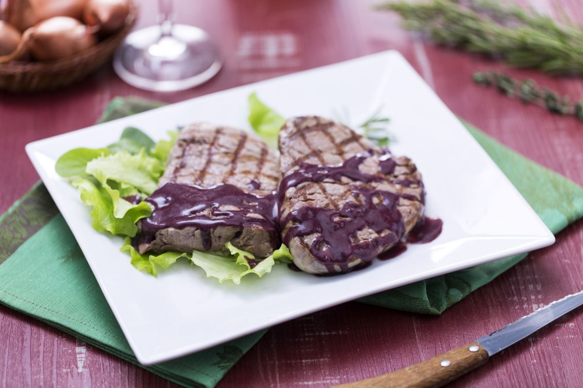 Gegrilltes Filet in aromatisierter Rotweinsauce