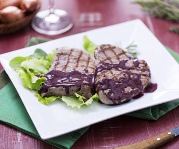 Gegrilltes Filet in aromatisierter Rotweinsauce