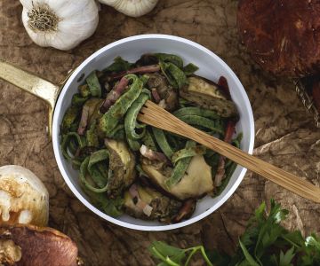 Grüne Omelett-Tagliatelle mit Pilzen und Speck