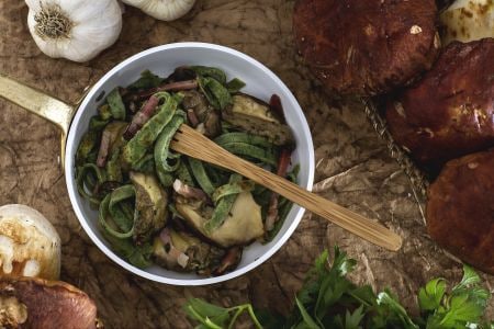 Grüne Omelett-Tagliatelle mit Pilzen und Speck