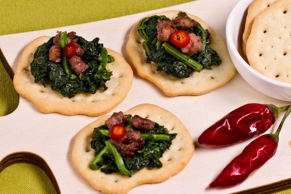 Fladenbrote mit scharfen Rübenspitzen und Wurst