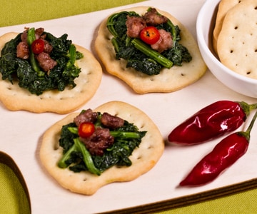 Fladenbrote mit scharfen Rübenspitzen und Wurst
