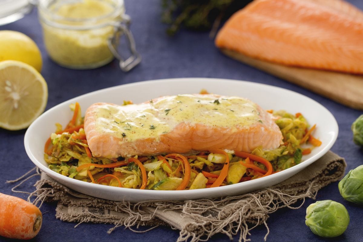 Lachsfilets auf Julienne von Rosenkohl, Lauch und Karotten