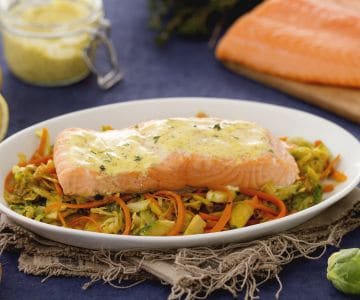 Lachsfilets auf Julienne von Rosenkohl, Lauch und Karotten