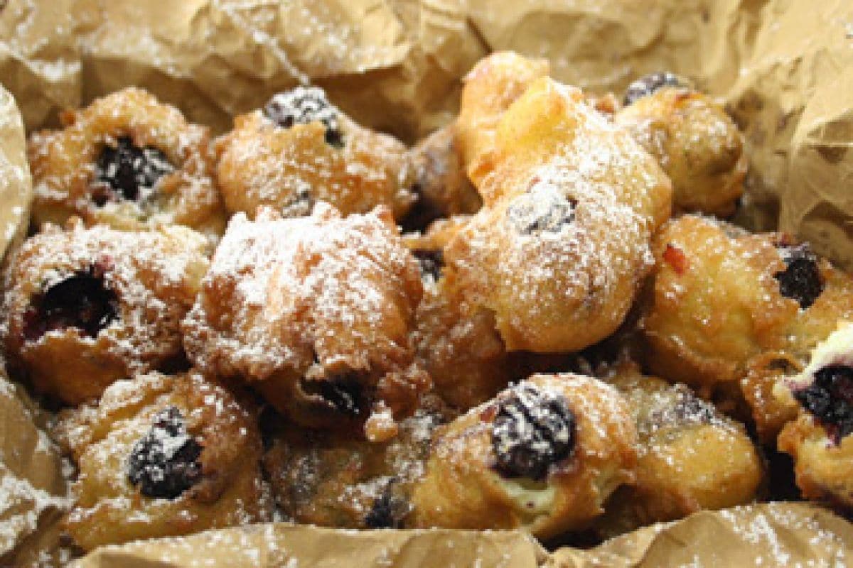 Traubenkrapfen mit Brandy und Zimt