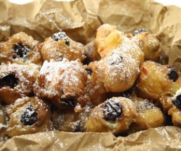 Traubenkrapfen mit Brandy und Zimt