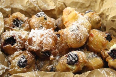 Traubenkrapfen mit Brandy und Zimt