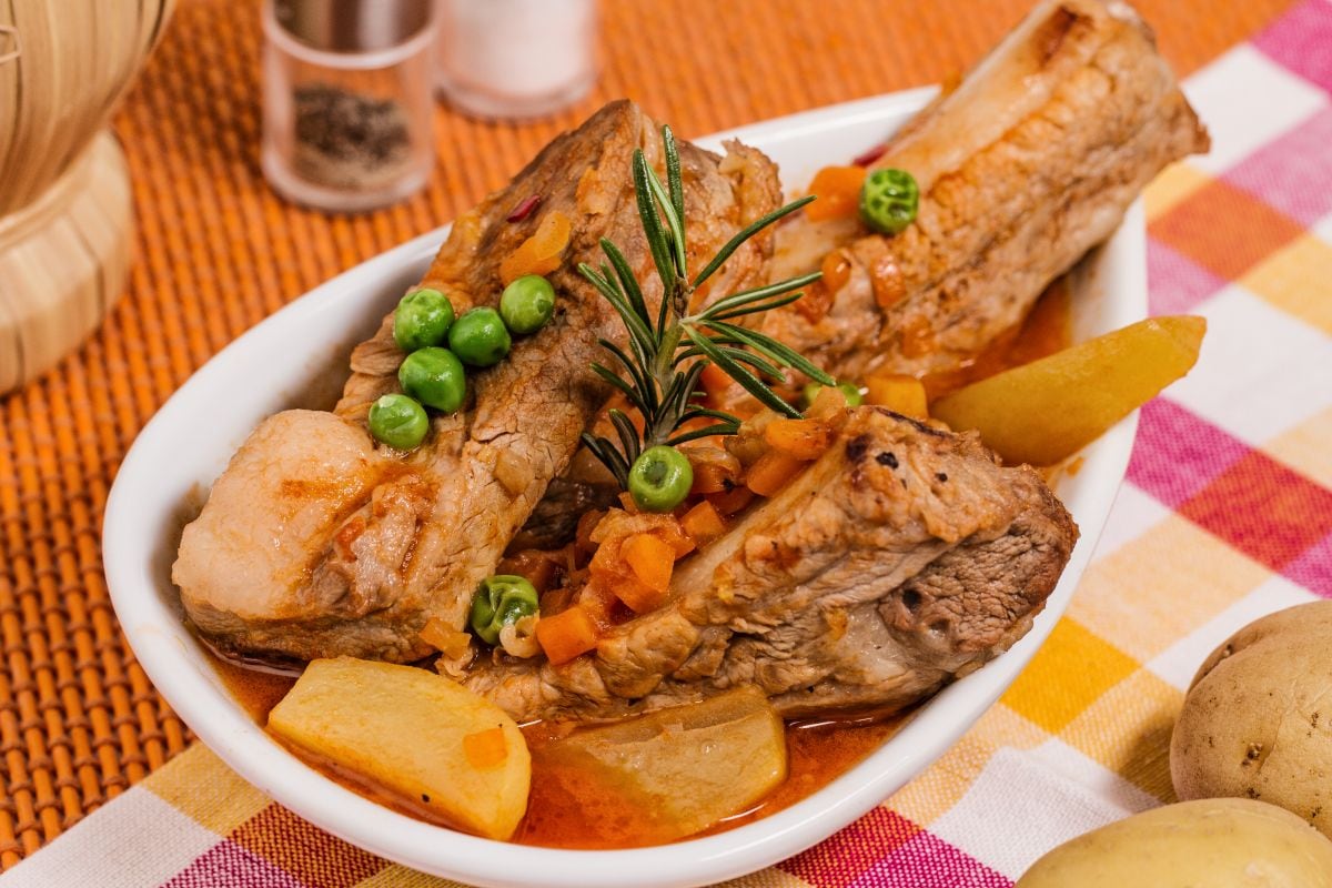 Rippchen mit Erbsen und Kartoffeln