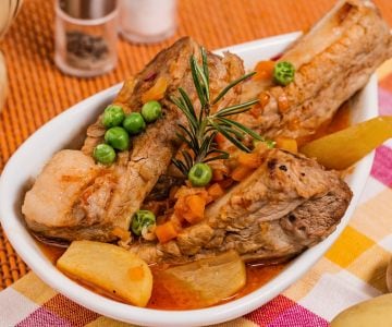 Rippchen mit Erbsen und Kartoffeln