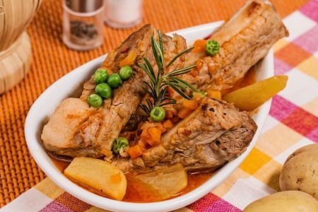Rippchen mit Erbsen und Kartoffeln