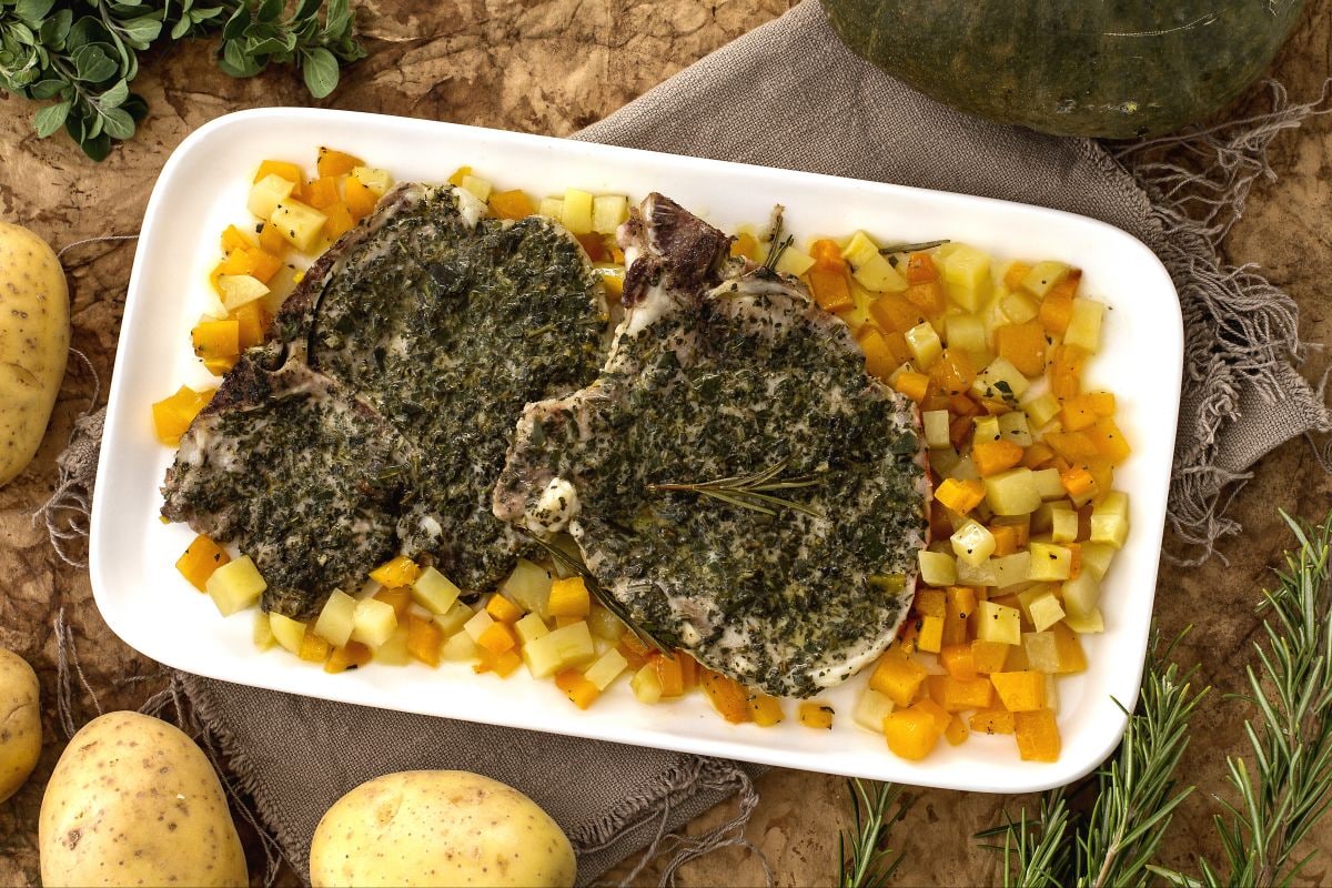 Koteletts mit Kräutern, Kürbis und Kartoffeln