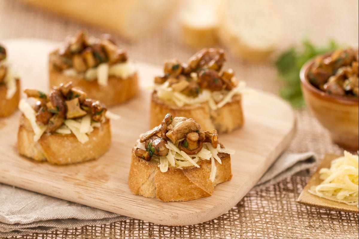 Pfifferling- und Greyerzer-Crostini
