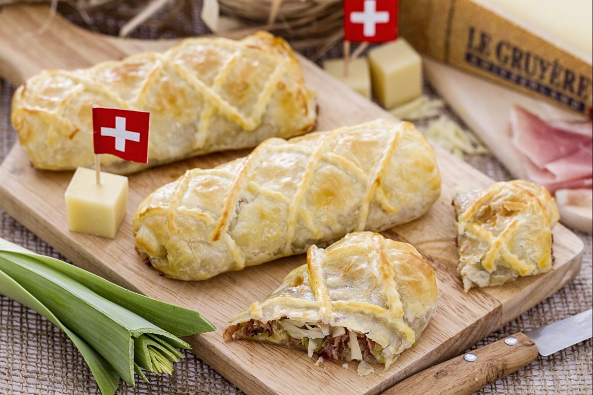 Mini-Strudel mit Lauch, Speck und Gruyère