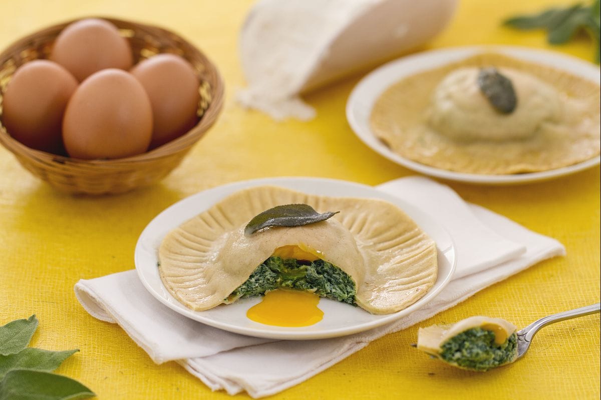 Großes Raviolo mit flüssigem Eigelb, Ricotta und Spinat