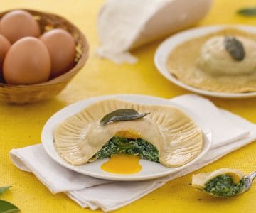 Großes Raviolo mit flüssigem Eigelb, Ricotta und Spinat