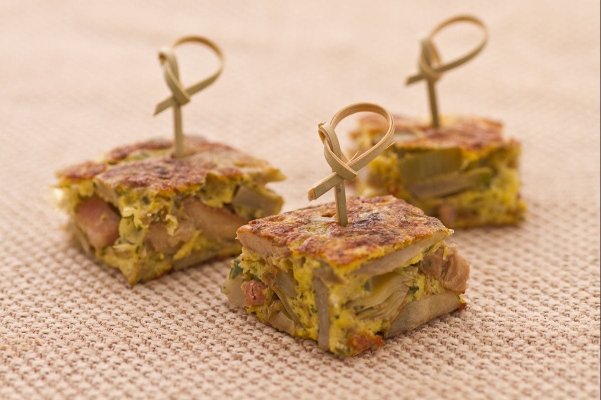 Omelett mit Artischocken, Pilzen und geräuchertem Speck